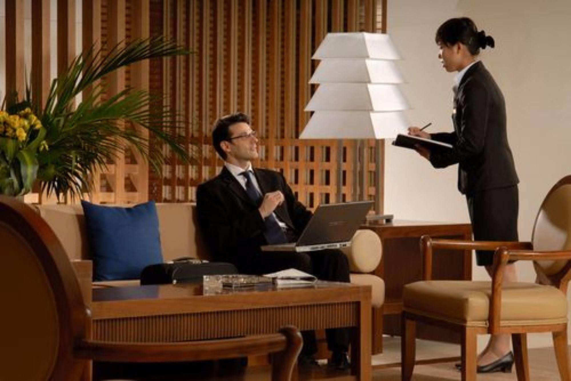 Hotel Nikko تيانجين المظهر الخارجي الصورة A hotel concierge