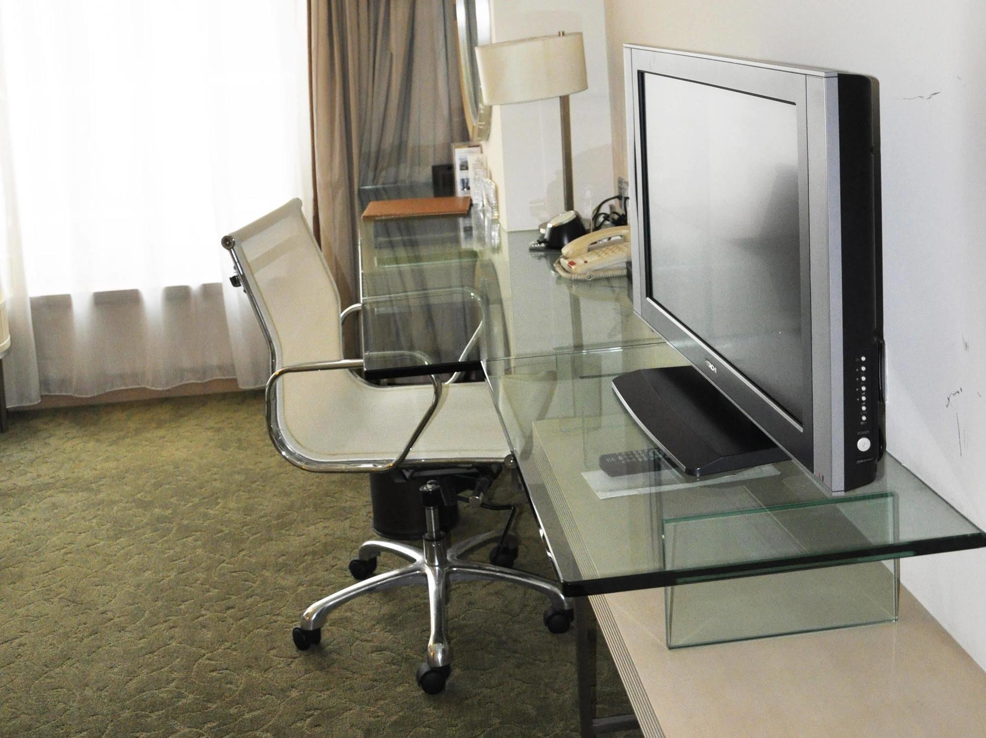 Hotel Nikko تيانجين المظهر الخارجي الصورة A computer on a glass desk