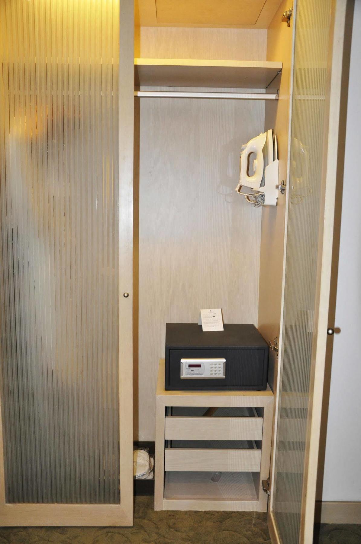 Hotel Nikko تيانجين المظهر الخارجي الصورة A safe in a hotel room